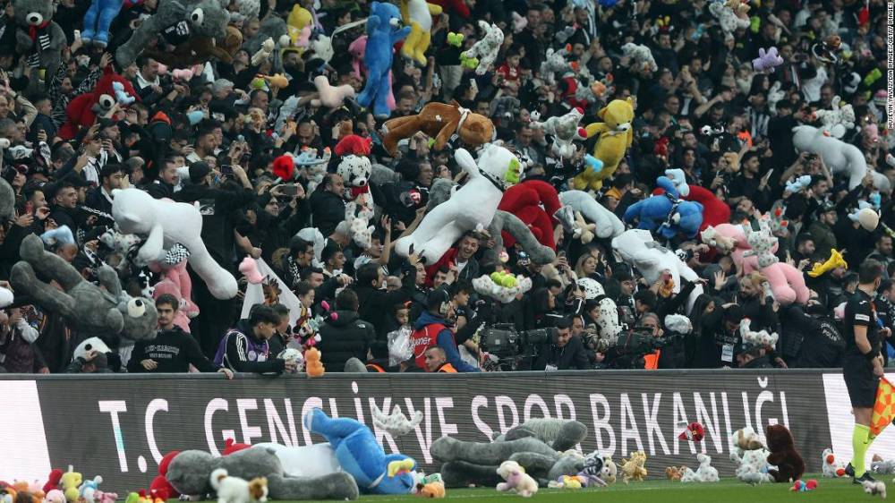 Turkish soccer fans throw stuffed animals on the field, vent dissatisfaction with government quake response 11 | ASL