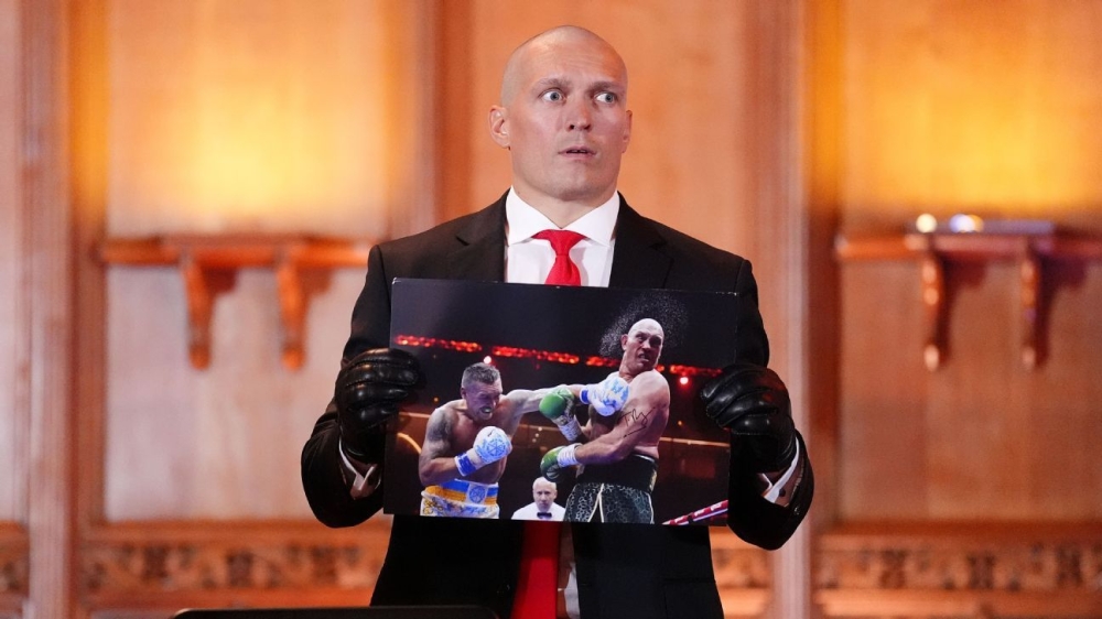 'Hitman' Usyk has Fury sign photo of 1st fight punch at news conference 1 | ASL