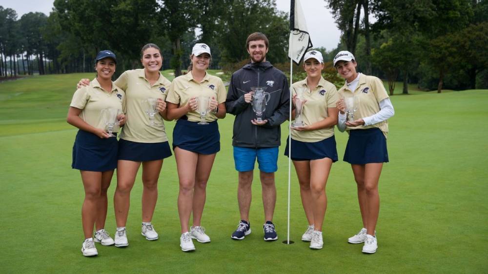 How an emergency fill-in coach helped a women's golf team to a title 3 | ASL