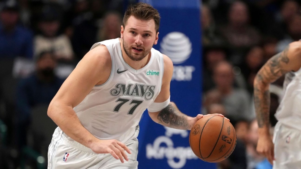 Mavericks' Luka Doncic returns after missing game with sore knee 1 | ASL