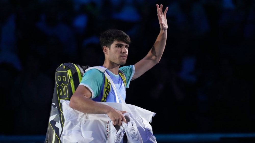 Carlos Alcaraz struggles with stomach issue in loss at ATP Finals 1 | ASL