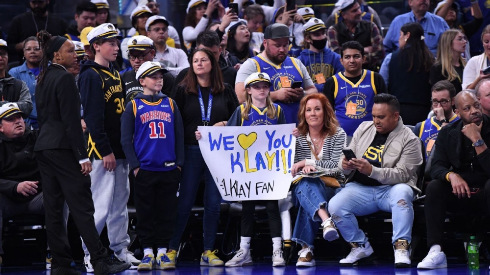 Klay Thompson receives emotional reception in return to Chase Center 1 | ASL