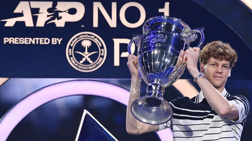 Jannik Sinner receives trophy for finishing year at No. 1 1 | ASL