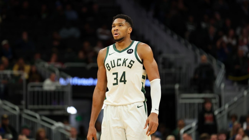 Giannis Antetokounmpo out vs. Cavs with right adductor strain 1 | ASL