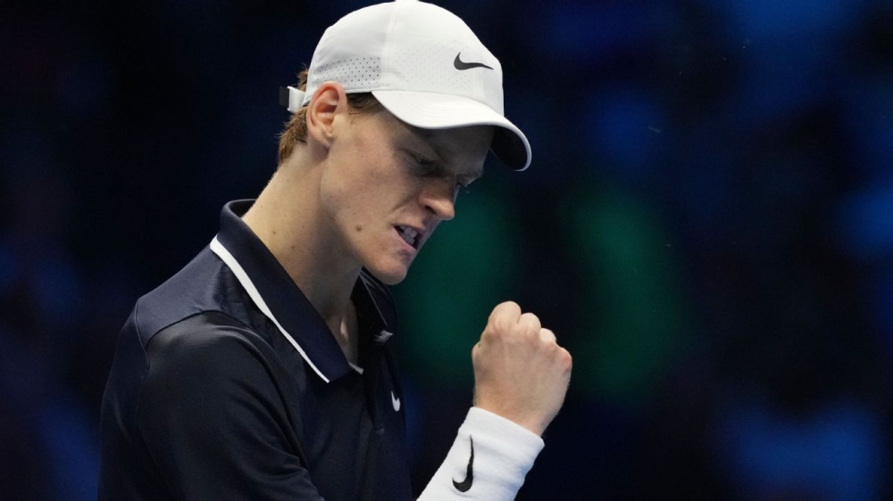 Sinner beats Fritz, Medvedev back in contention at ATP Finals 1 | ASL