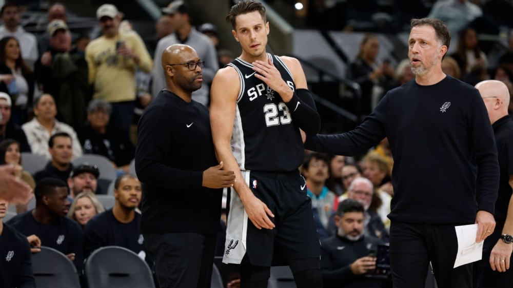 Spurs' Collins fined $35K for obscene gesture at official 1 | ASL