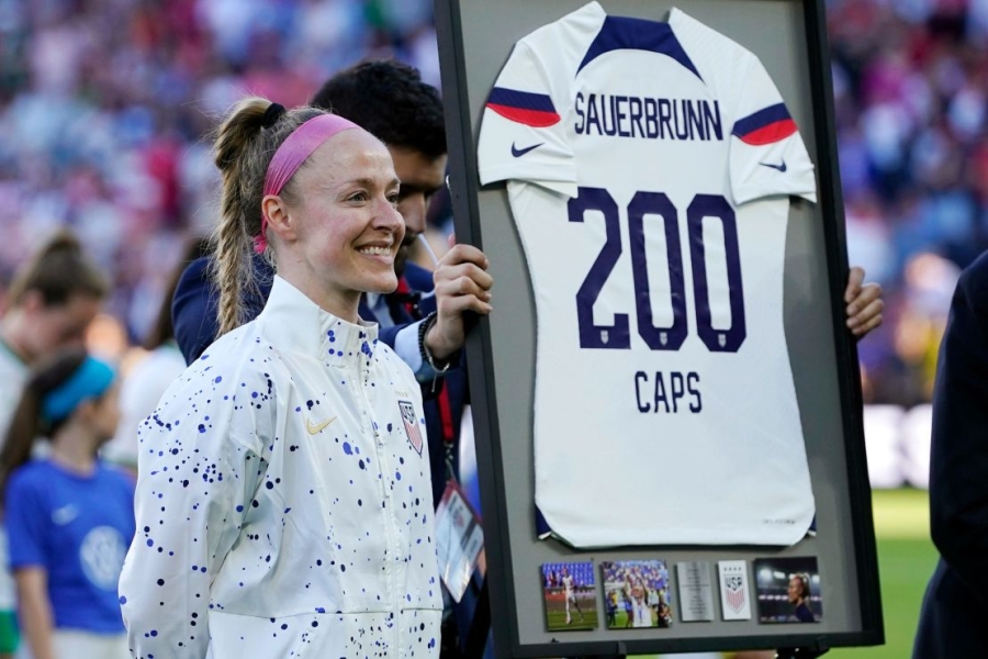 Becky Sauerbrunn: Two-time World Cup winner and former USWNT captain announces her retirement 3 | ASL