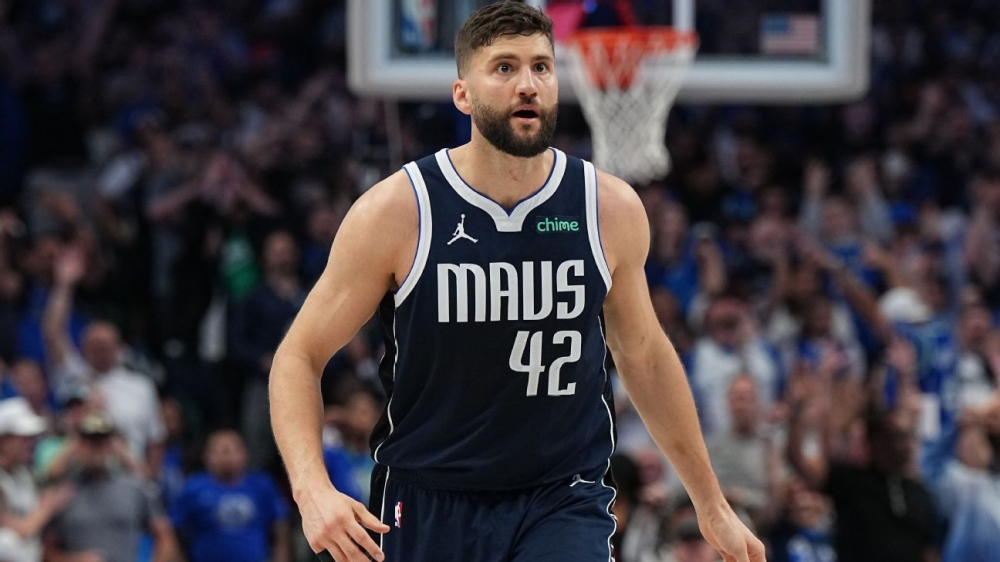 Sources -- Mavs' Maxi Kleber (broken foot) out for extended period 1 | ASL