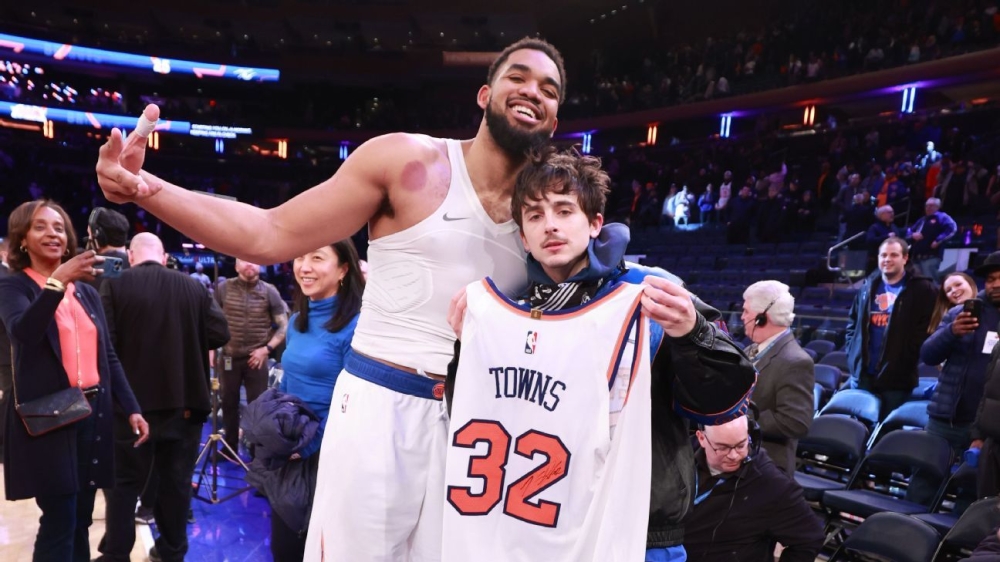 Knicks' Towns gifts Timothée Chalamet jersey after win 1 | ASL