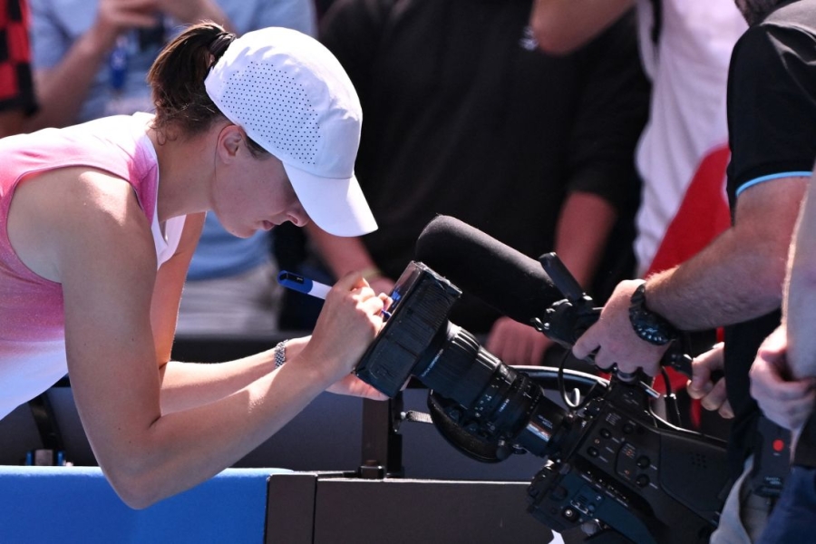 Coco Gauff writes message of support for Los Angeles after winning in Australian Open first round 3 | ASL