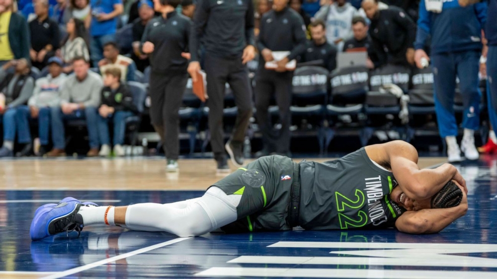 Timberwolves' Jaylen Clark exits with neck pain after hard fall 1 | ASL