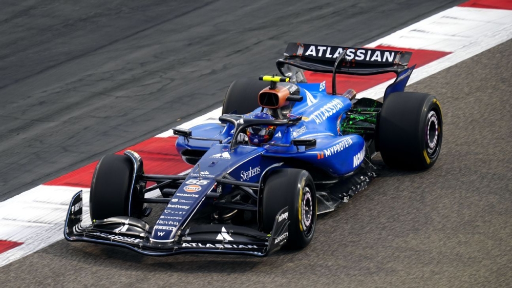 F1 testing: Carlos Sainz tops times over Ferrari on day two in Bahrain 1 | ASL