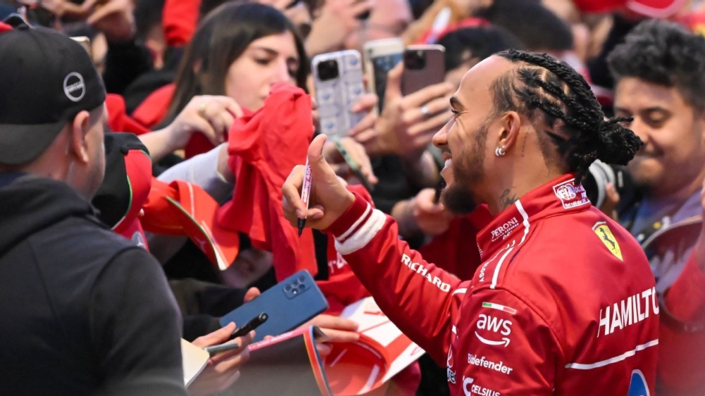 Lewis Hamilton, Charles Leclerc welcomed by Ferrari tifosi in Milan 1 | ASL