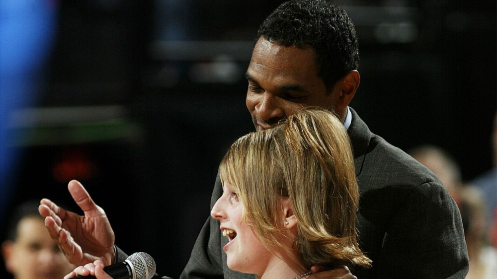 Maurice Cheeks, Natalie Gilbert reunite as Trail Blazers welcome back anthem singer 1 | ASL