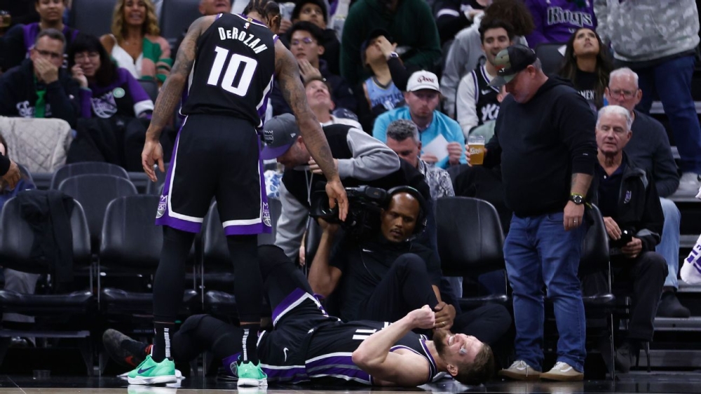 Kings' Domantas Sabonis exits game after rolling right ankle 1 | ASL