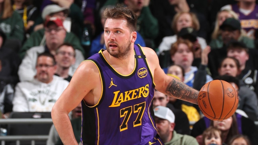 Luka Doncic, Jericho Sims deliver highlight-reel moments in Lakers-Bucks first half 1 | ASL