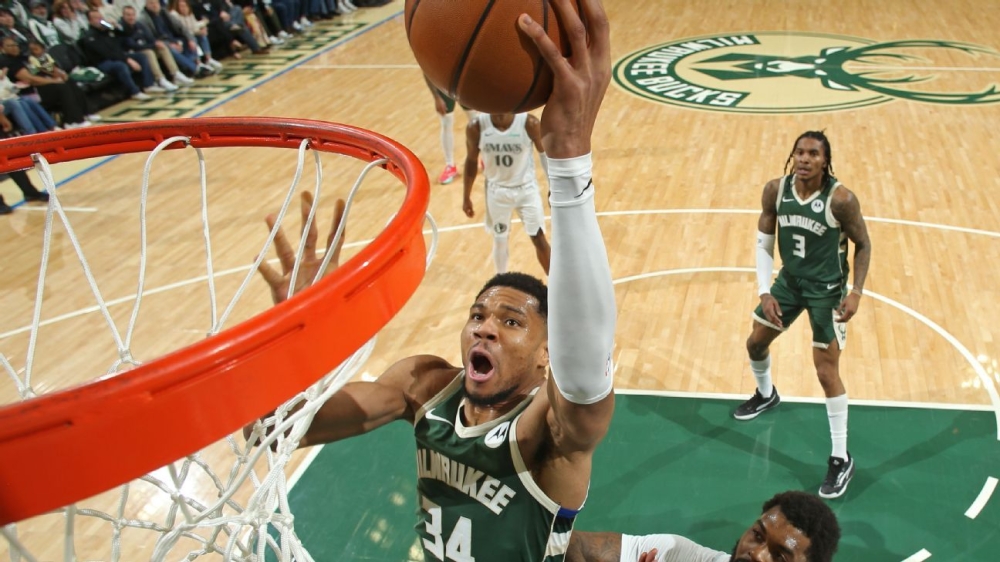 Giannis Antetokounmpo hits 20K-points milestone in Bucks' win 1 | ASL