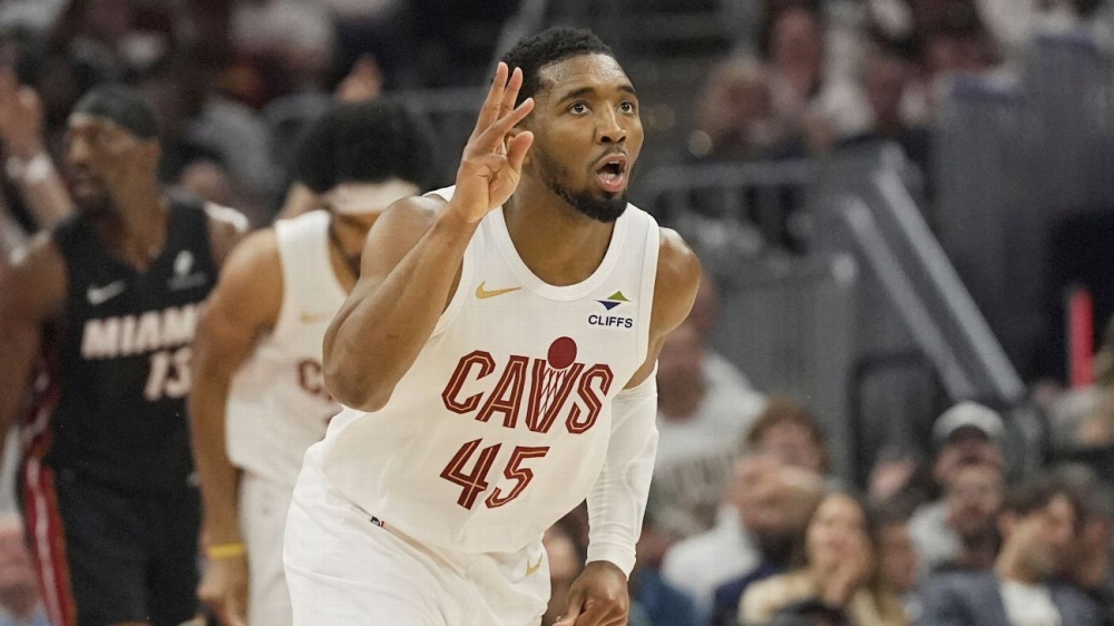 Cavs hold off Heat thanks to Donovan Mitchell's big finish 1 | ASL