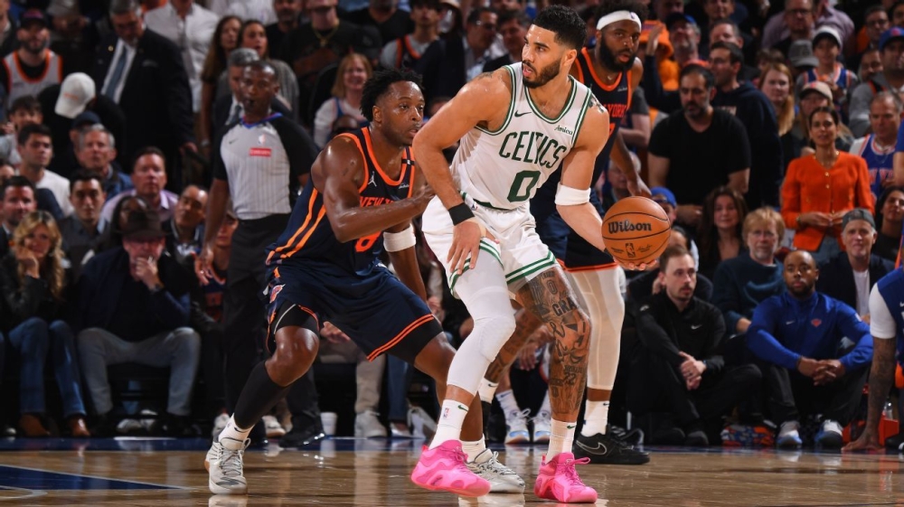 Celtics' Jayson Tatum carried off in Game 4 with right leg injury 1 | ASL