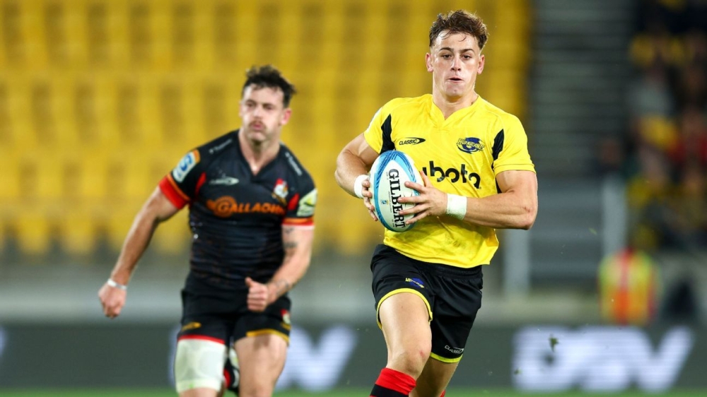Barrett, McKenzie, Mo'unga ... Love? Is Hurricanes star the All Blacks long-term 10? 1 | ASL