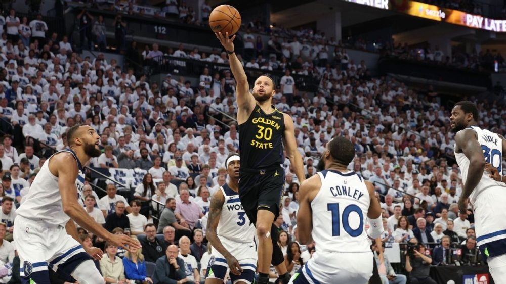 Warriors' Stephen Curry (hamstring) exits Game 1 vs. Wolves 1 | ASL