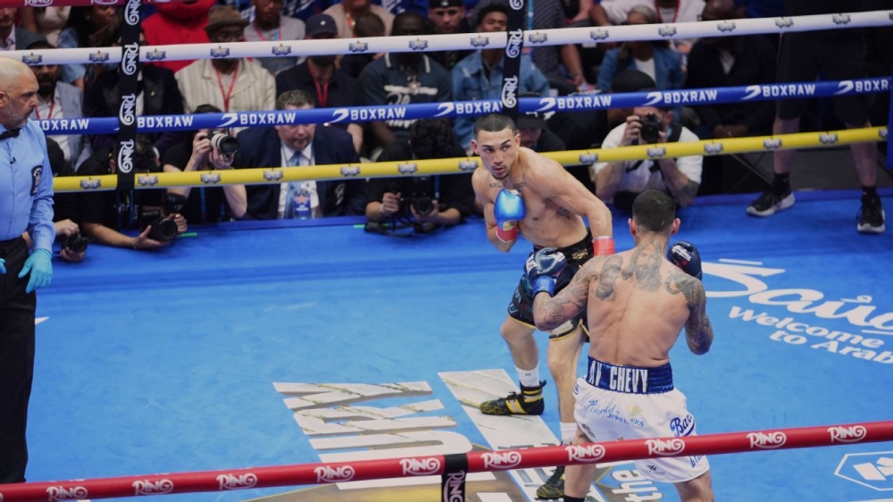 Teofimo Lopez outclasses Arnold Barboza Jr. to retain title 1 | ASL