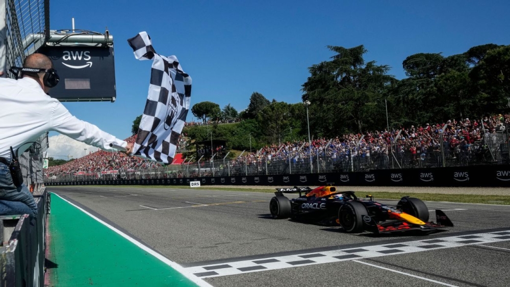 Emilia-Romagna GP: Max Verstappen holds off McLarens to win at Imola 1 | ASL