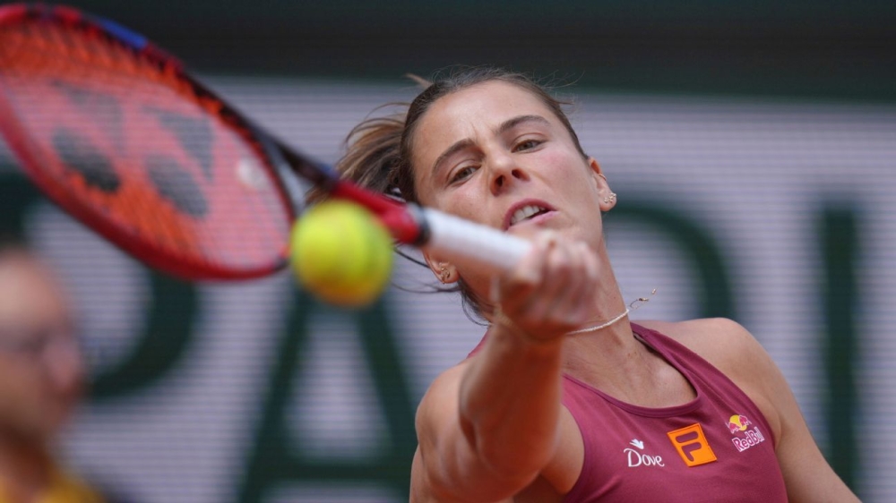 Jessica Bouzas Maneiro upsets Emma Navarro at French Open 1 | ASL