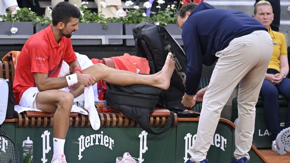 Djokovic overcomes toe blister, tops Moutet at French Open 1 | ASL