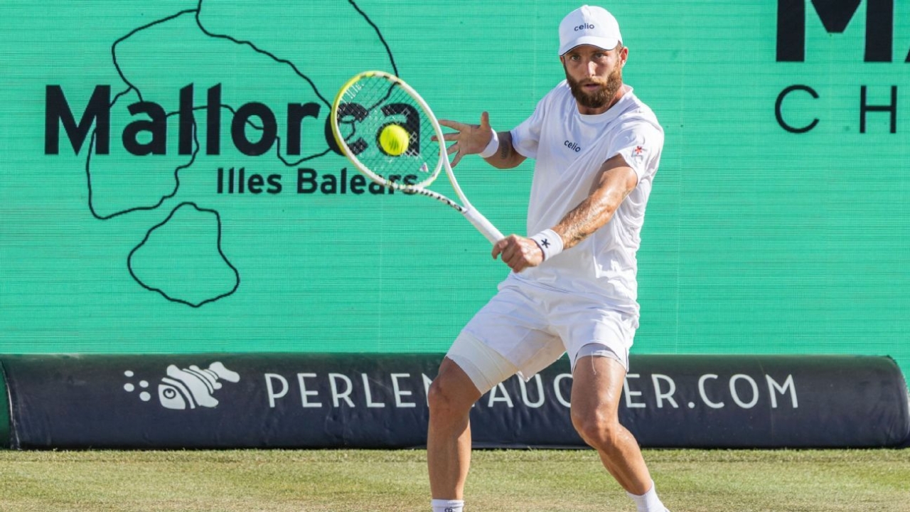 Moutet tops Michelsen, reaches first ATP final in over 5 years 1 | ASL