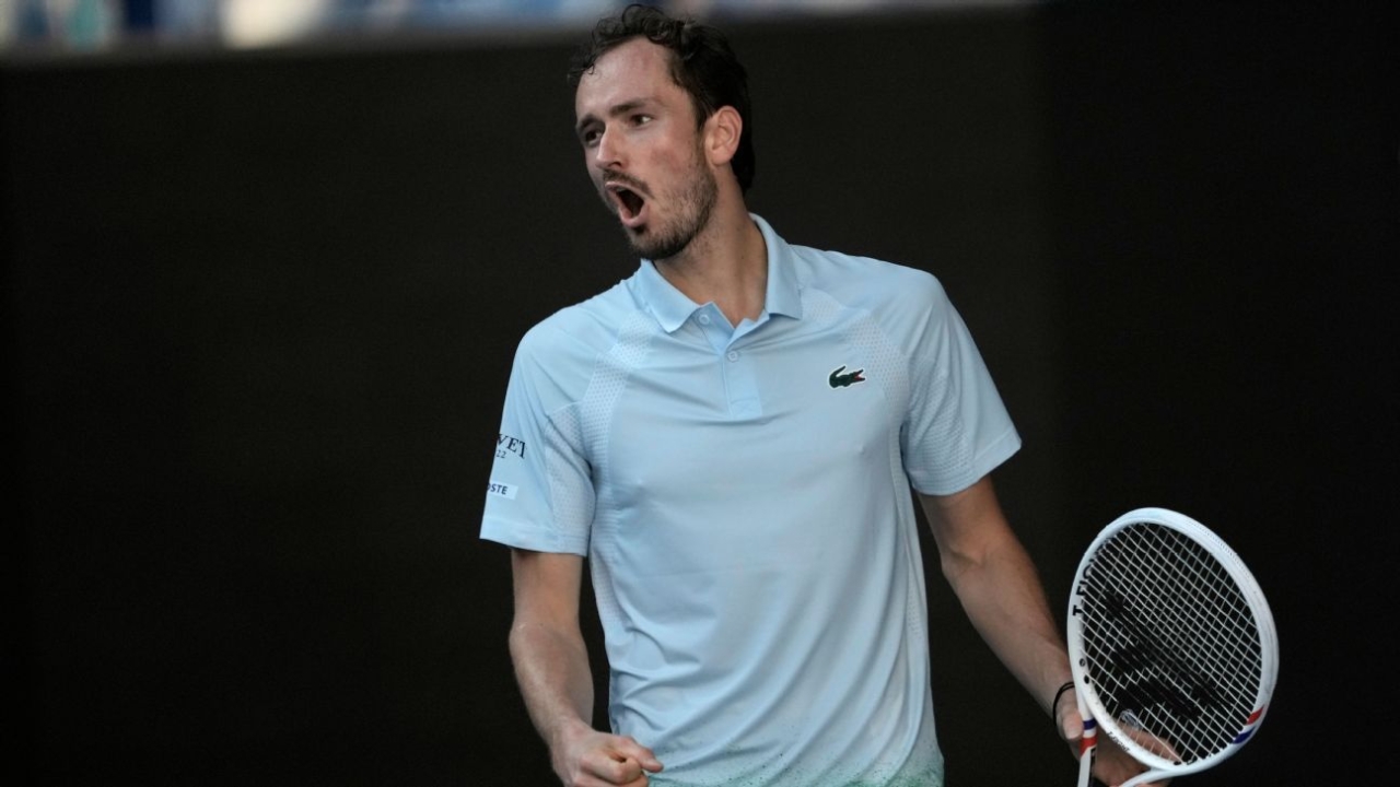 Daniil Medvedev defeats Zverev, faces Bublik in Halle final 1 | ASL