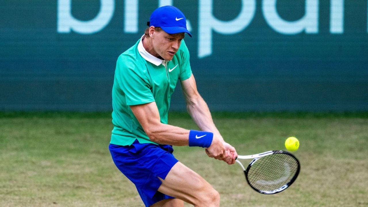 Alexander Bublik stuns top-ranked Jannik Sinner at Halle 1 | ASL