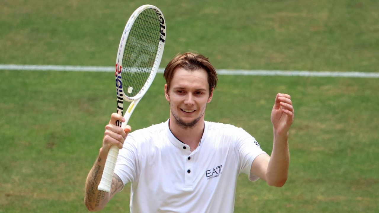 Alexander Bublik beats Daniil Medvedev to win Halle Open 1 | ASL