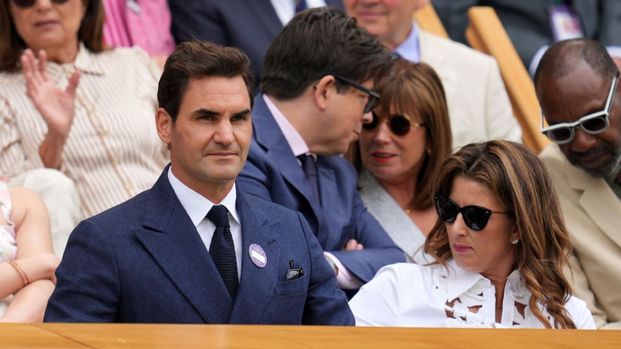 Federer back in Wimbledon's Royal Box for Djokovic's match 1 | ASL