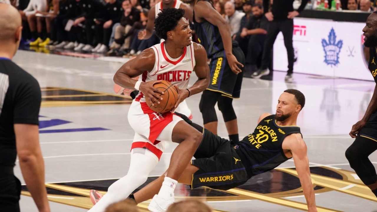 Warriors' Curry limps off with bruised quad, will have MRI 1