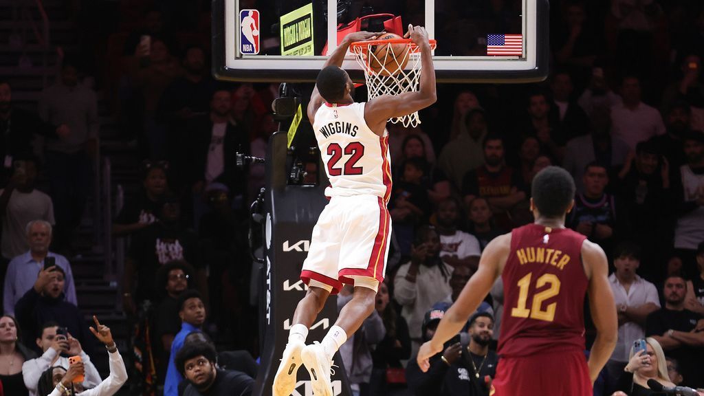 Heat steal win over Cavs with buzzer-beating alley-oop play 1