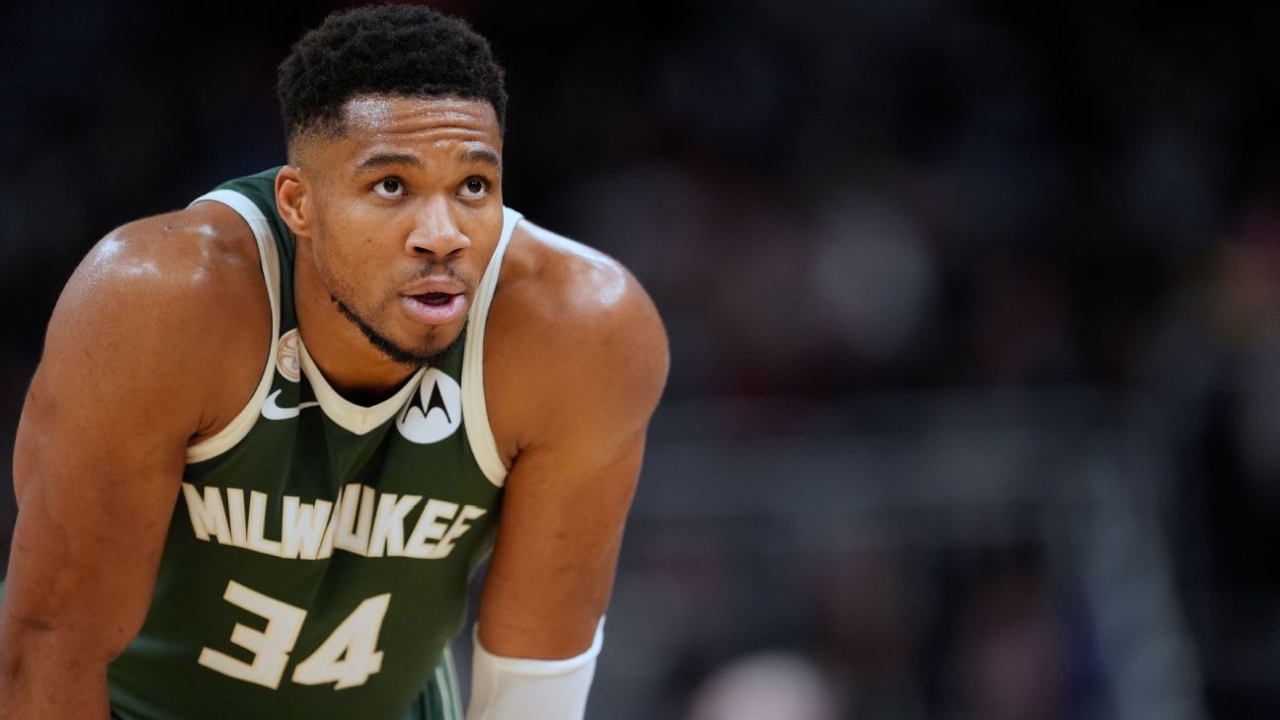 Bucks' Giannis Antetokounmpo out Wed. vs. Hornets with knee issue 1