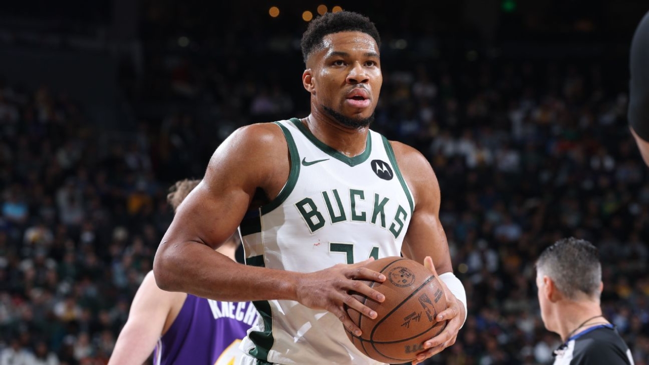 Giannis Antetokounmpo steps in to assist Lakers after game ball drama 1