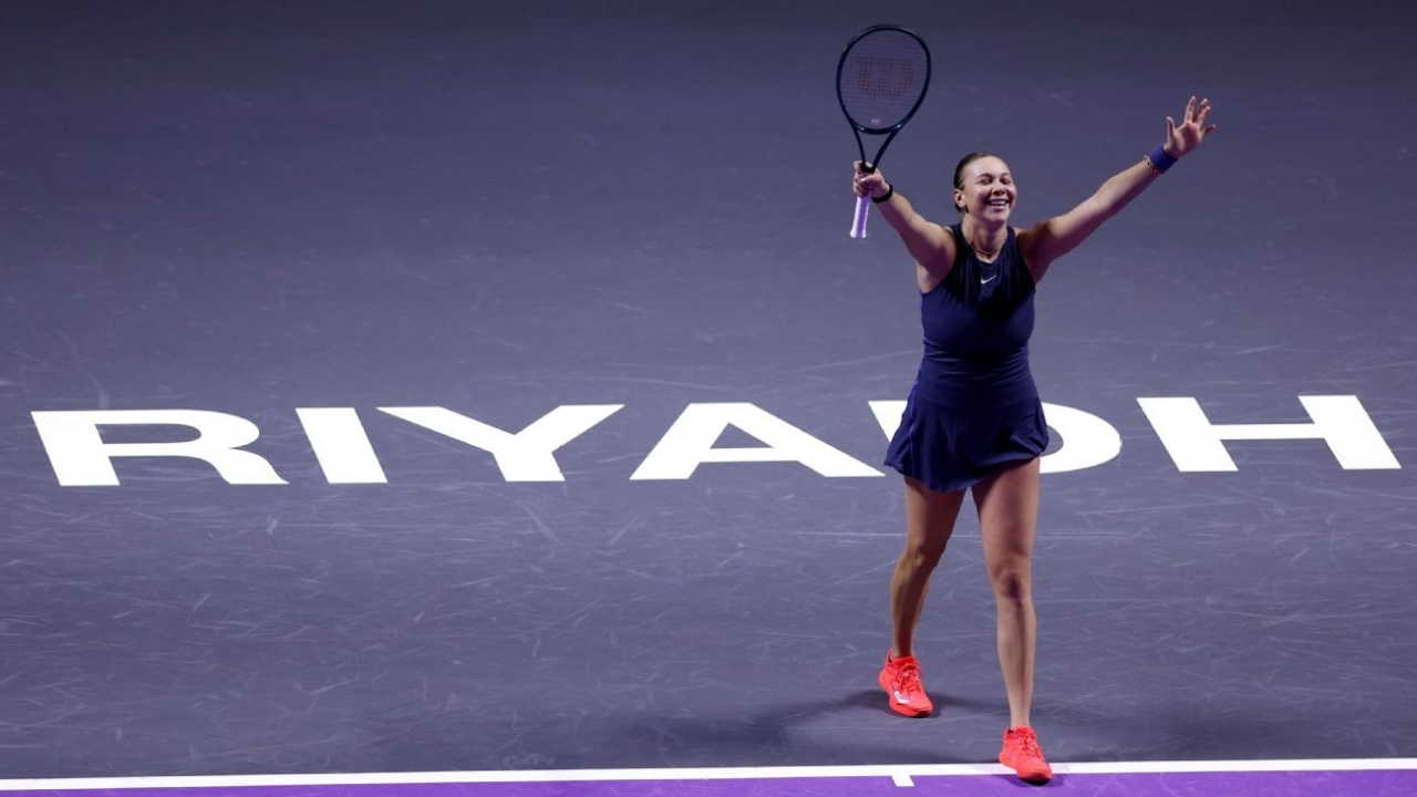 Amanda Anisimova beats Iga Swiatek to reach semis of WTA Finals 1