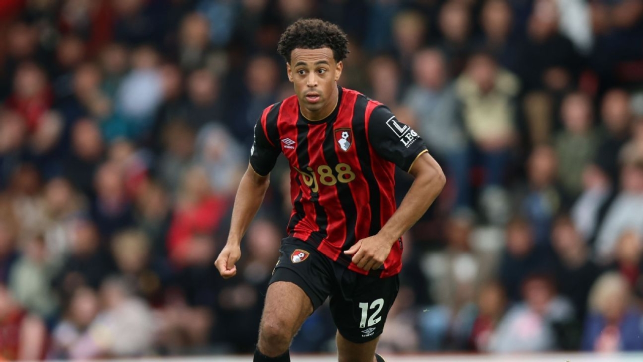 USMNT star Tyler Adams scores from near halfway line for Bournemouth 1