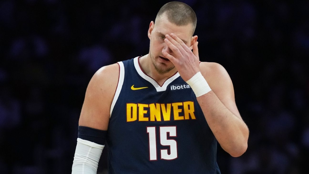 Nuggets' Nikola Jokic injures knee, limps off court in Miami 1
