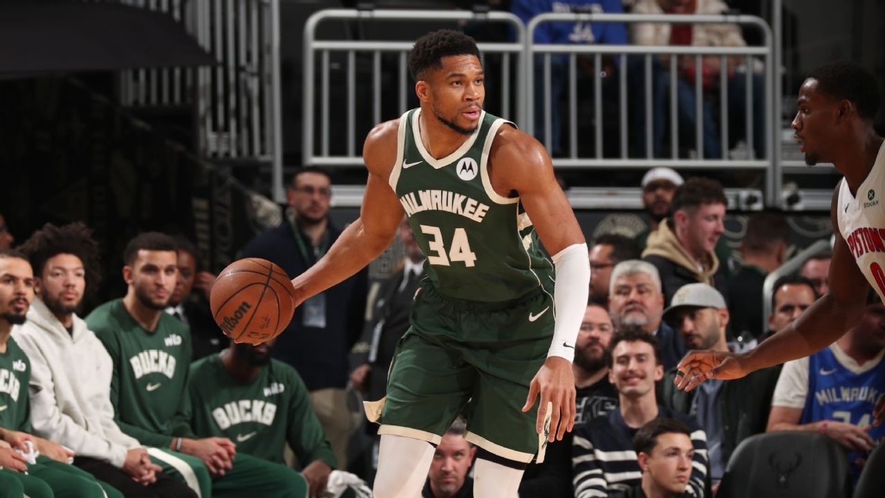 Bucks' Giannis Antetokounmpo out for game with right calf strain 1
