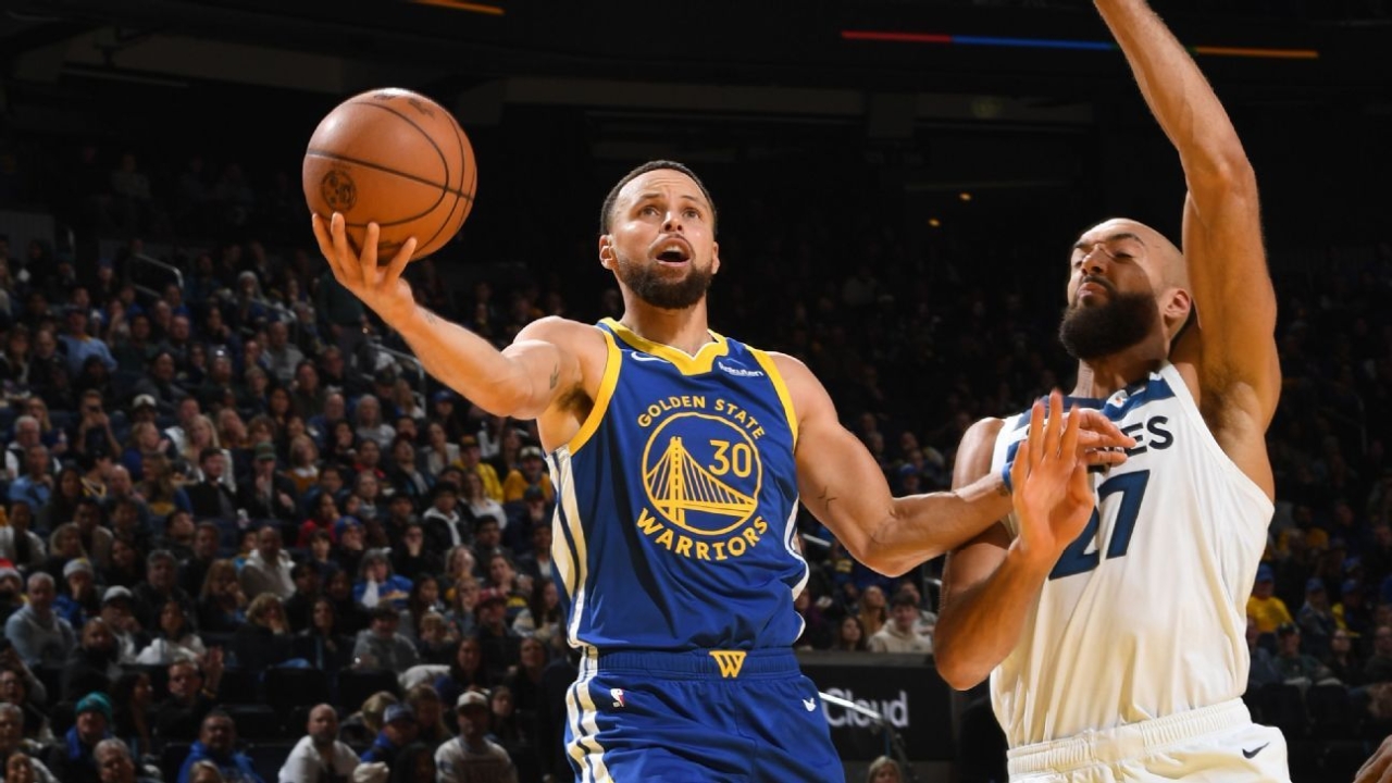Curry wows with 39 in return, but defense fails Warriors 1