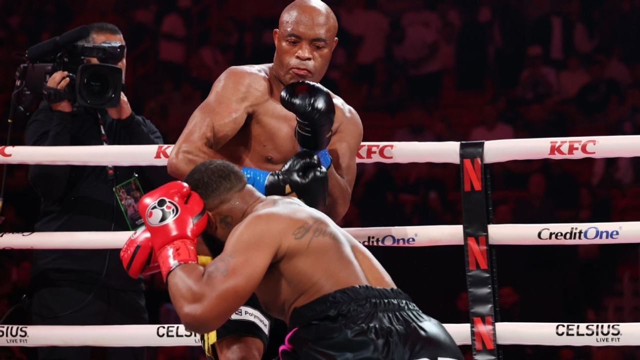 Anderson Silva drops Tyron Woodley, rolls to 2nd-round TKO win 1