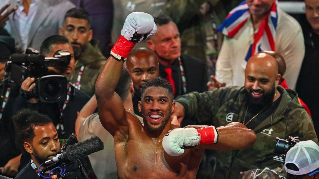 Anthony Joshua calls out 'Twitter fingers" Tyson Fury after Jake Paul win 1