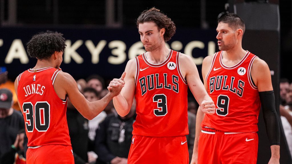 Bulls outlast Hawks in season's highest scoring game 1