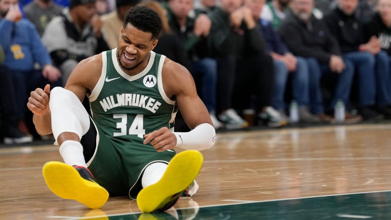 Sources: Bucks' Antetokounmpo out 2 to 4 weeks with calf strain 1