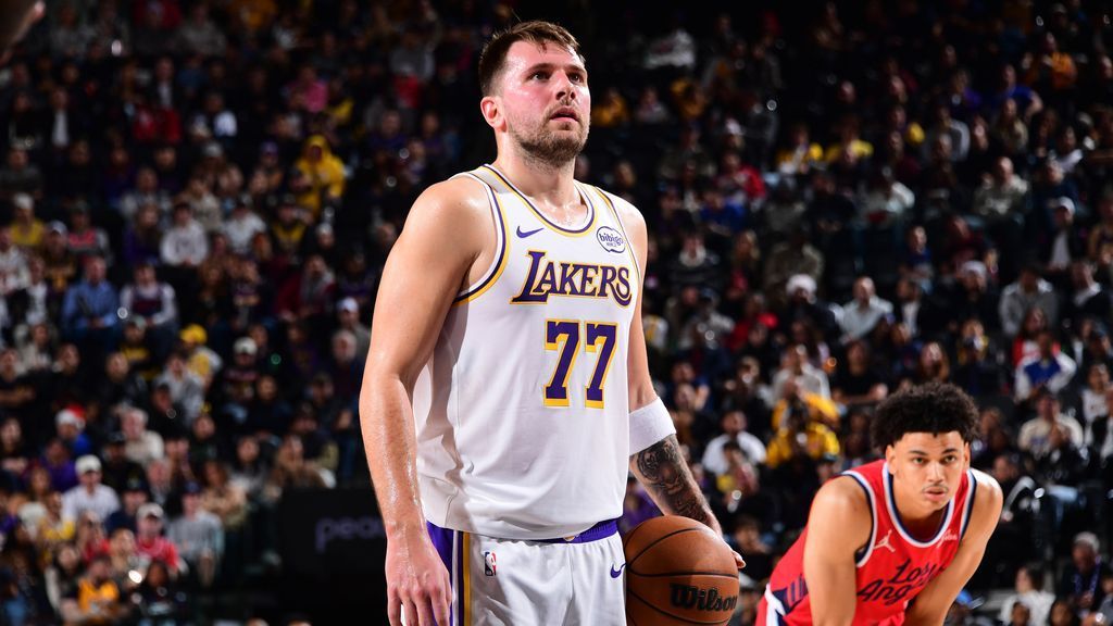 Lakers lose Luka Doncic to leg contusion vs. Clippers 1