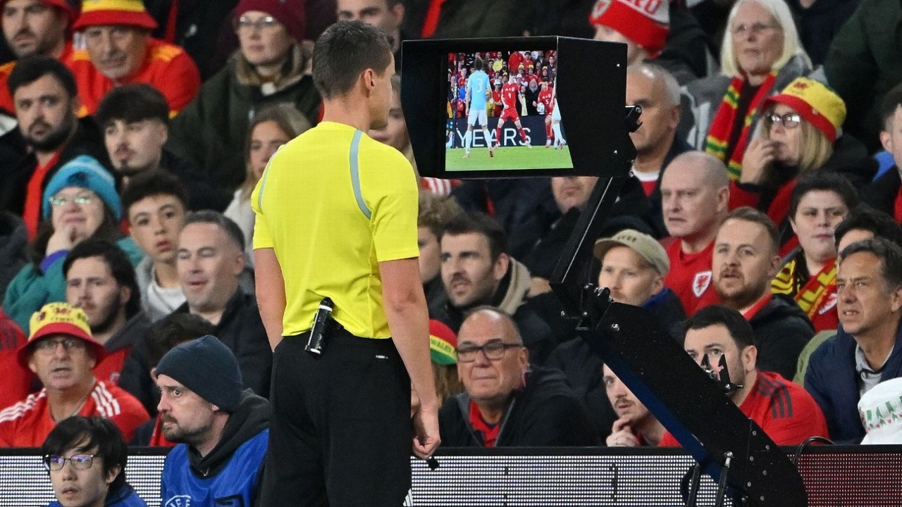 FIFA referees' chief supports VAR use on corner kicks 1