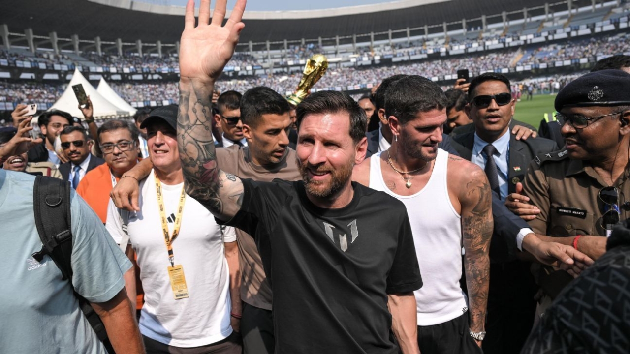 Lionel Messi statue unveiling in India marred by fan unrest 1